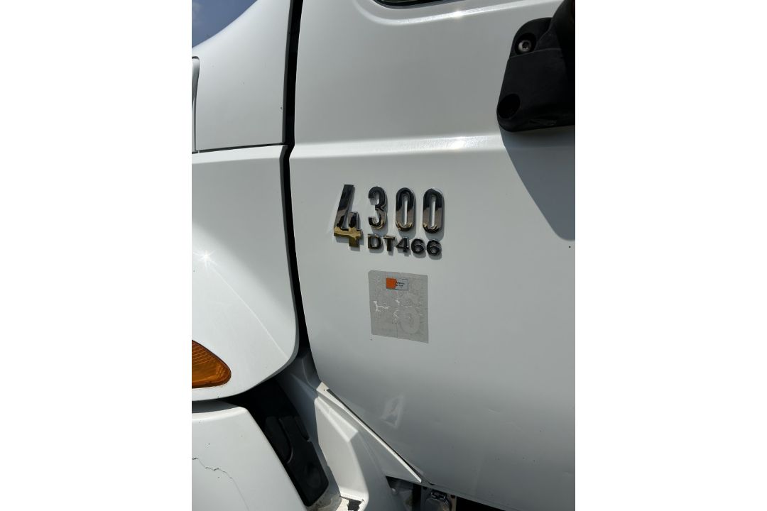 2001 INTERNATIONAL 4300 DT466 BOX TRUCK - Image 15 of 17
