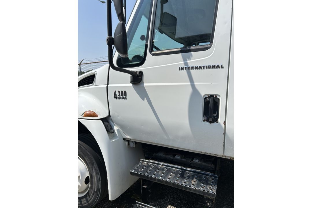2003 INTERNATIONAL 4300 DT466 BOX TRUCK - Image 18 of 19