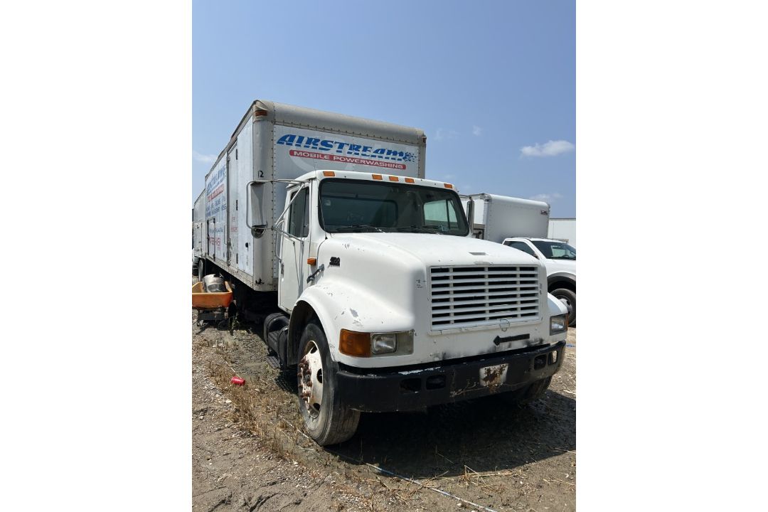 1999 INTERNATIONAL 4700 DT466E BOX TRUCK - Image 1 of 19