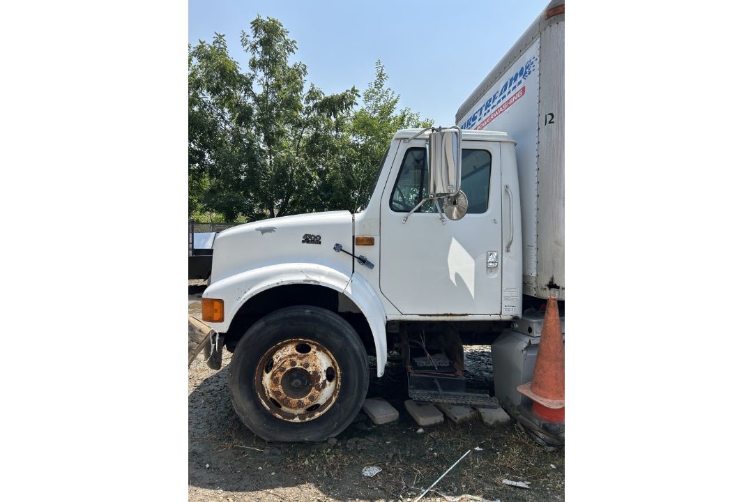 1999 INTERNATIONAL 4700 DT466E BOX TRUCK - Image 3 of 19