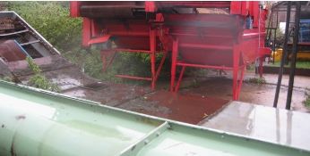 Twin Chain Conveyor - Twin chain conveyor with galvanised case and swan neck bend. 1.0 metre working