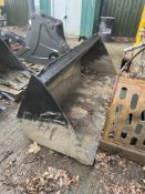 2.2m Quick Hitch Loading Bucket  Please read the following important notes:- ***Overseas buyers -