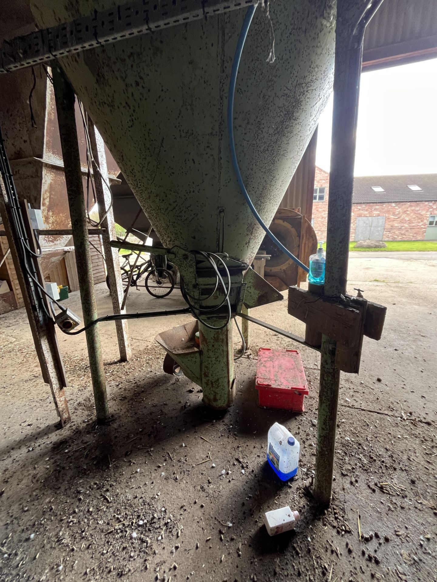 12 Tonne Refold Verical Fountain Mixer with Cyclone Receiver Unit to top, lot located in Newark, - Image 6 of 7