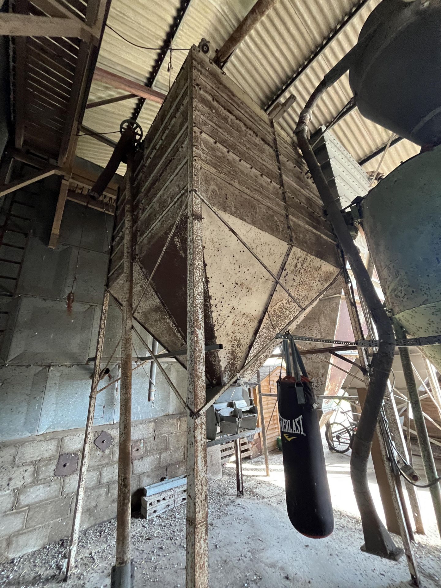 12 Tonne Grain Hopper with Coote Vibratory Discharge Trays, lot located Newark, Nottinghamshire - Image 2 of 8
