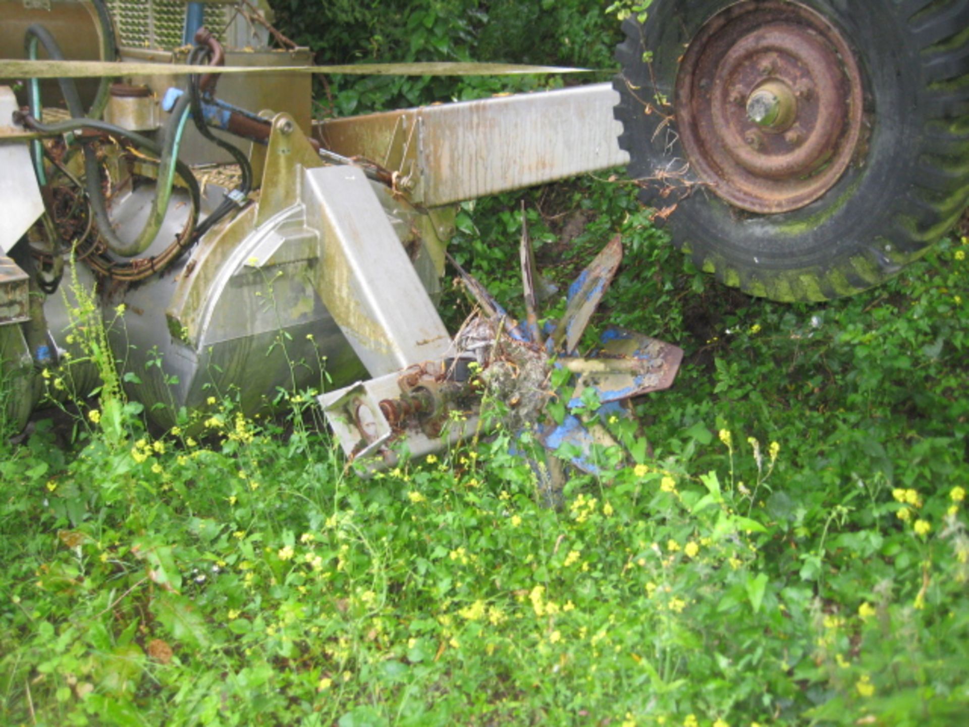 Floating Water Aerator Mounted, on two stainless steel cylindrical pontoons, has some wheels with - Image 2 of 5
