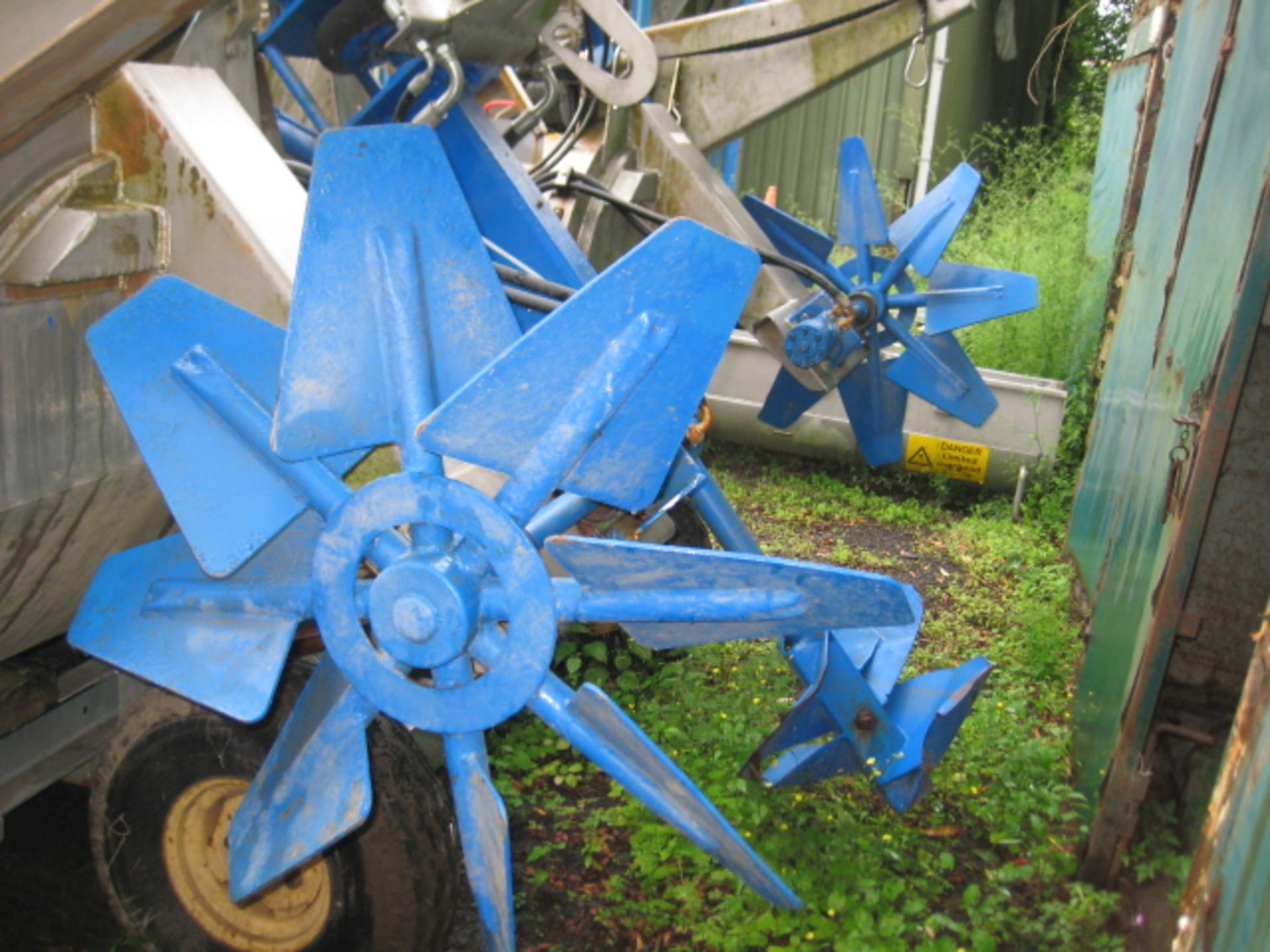 Floating Water Aerator Mounted, on two stainless steel cylindrical pontoons, with a trailer for - Image 4 of 9