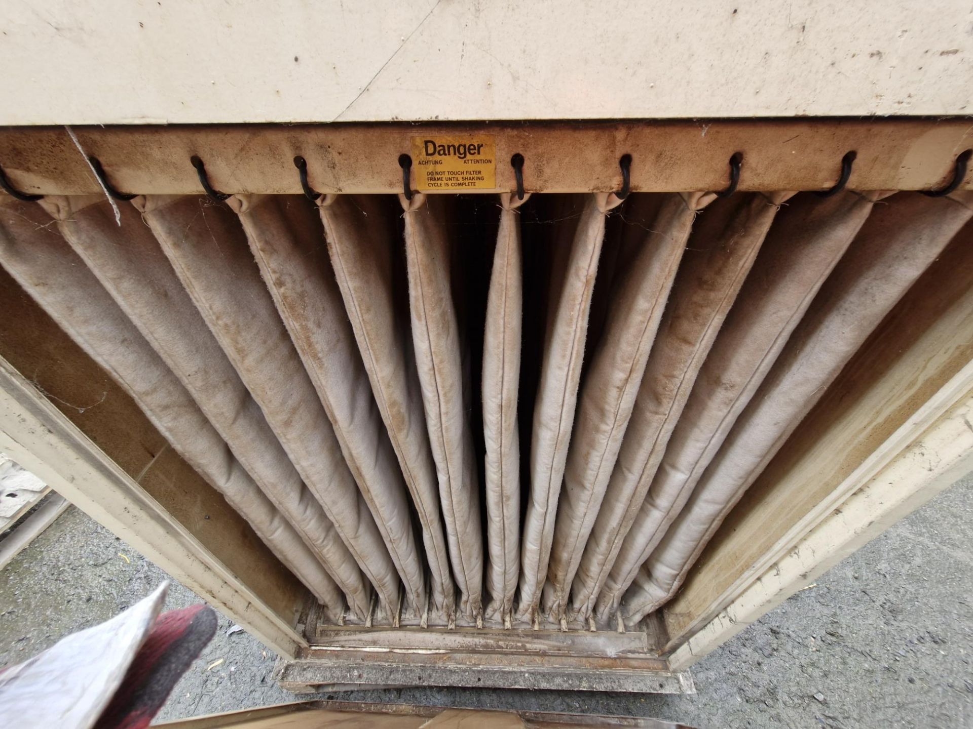 Airmaster 25M Shaker Type Dust Filter, with 1.5kW fan and 12 bags (no underhopper), filter area of - Image 2 of 3