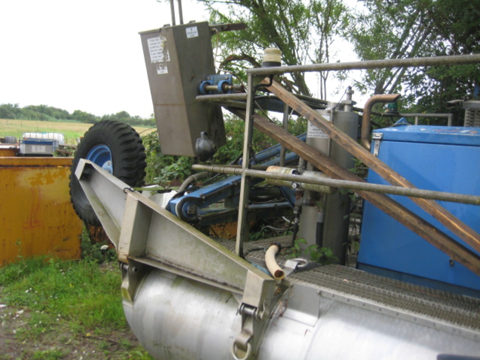 Floating Water Aerator Mounted, on two stainless steel cylindrical pontoons, has some wheels with - Image 4 of 5