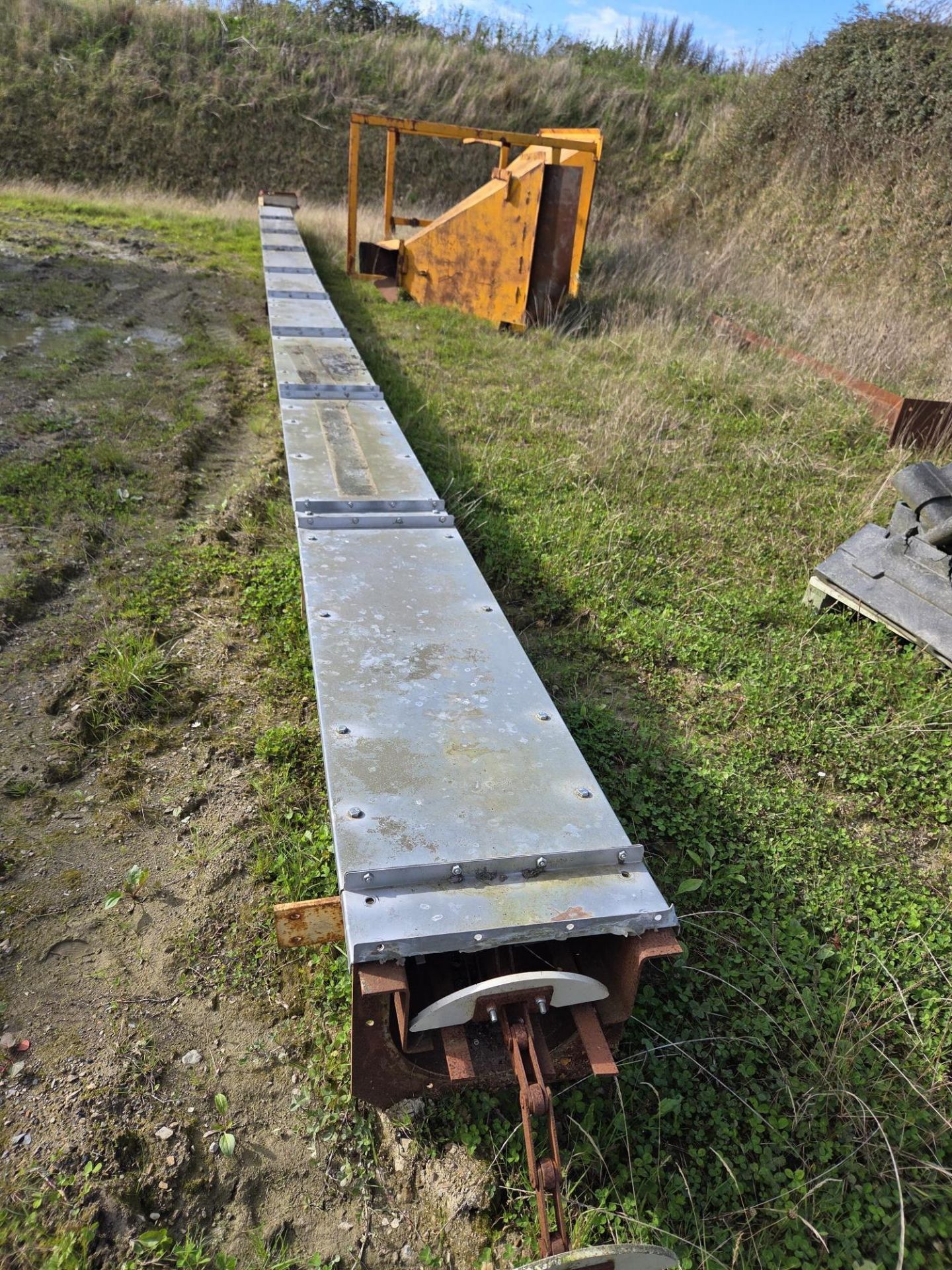 Chain and Flight Conveyor, with troughed case and approx. 300mm wide D shaped HDPE flights, total - Image 2 of 3