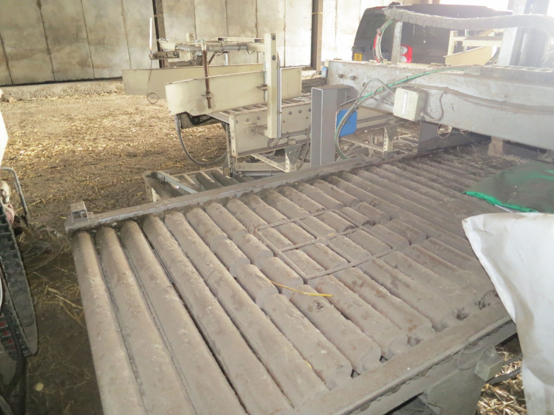 Pacepacker F1 Low Level Palletiser, with pallet magazine, entry and exit conveyors and control - Image 13 of 14