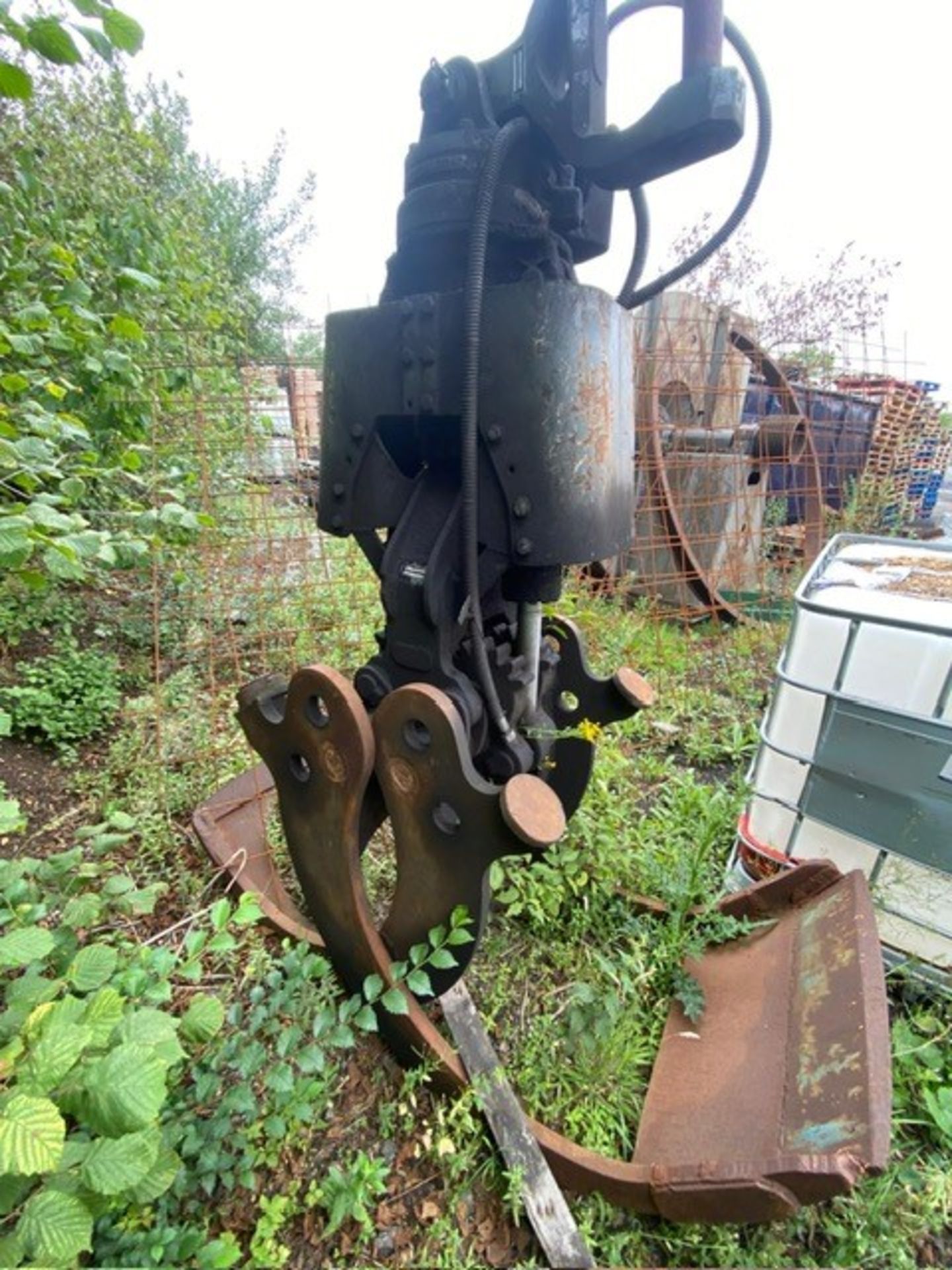 Liebherr Hydraulic Grab, loading free of charge - yes, lot location Caunton, Newark, Notts Please