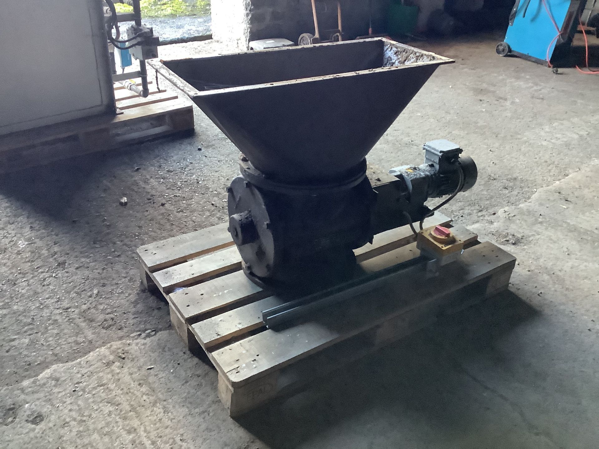 Rotary Seal, with fitted hopper, c/w electric motor drive (ex-situ), loading free of charge - yes, - Image 2 of 3