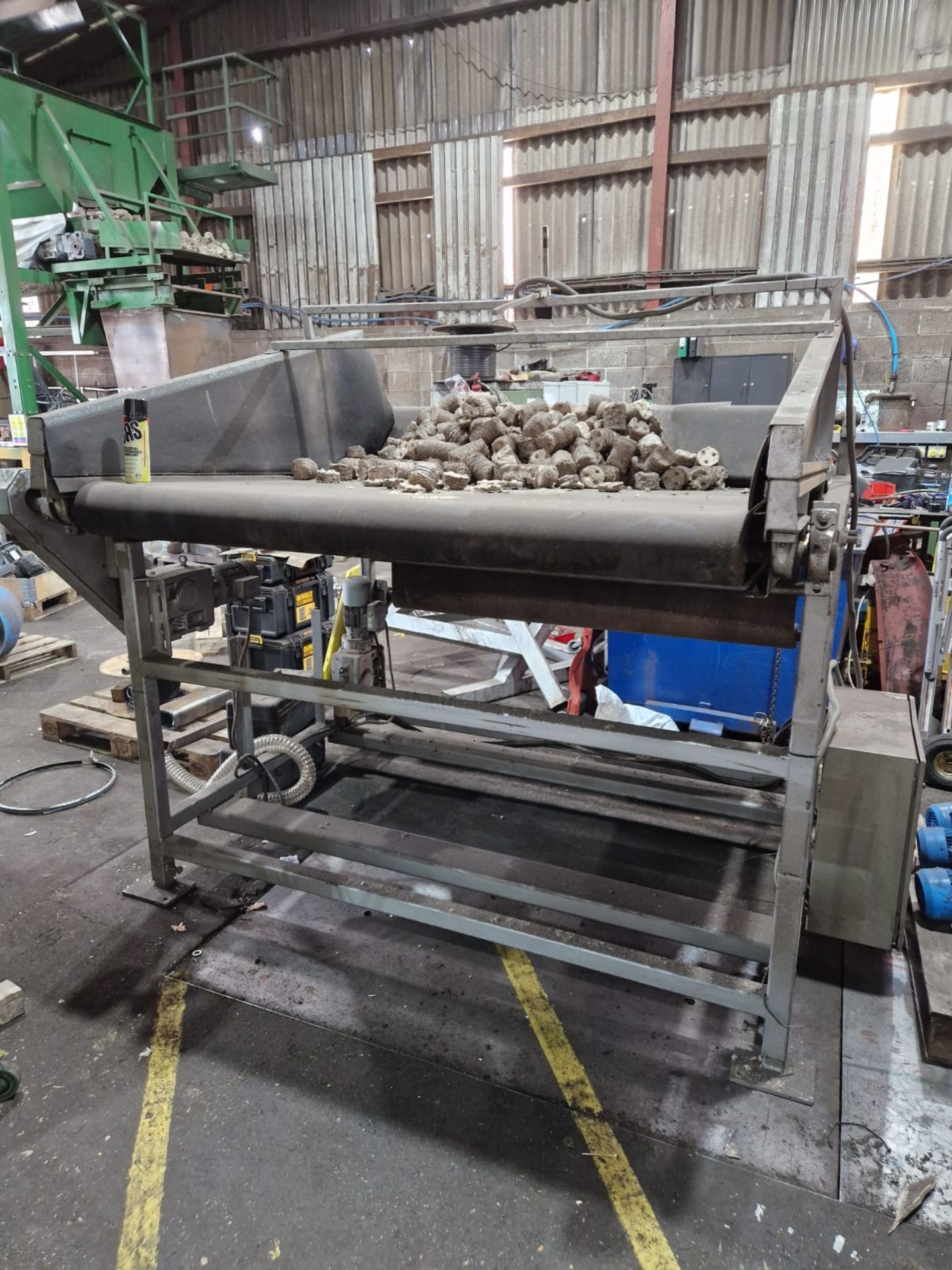 Herbert Evenflow Belt Feeder, approx.1800mm wide x 1600mm deep x 220mm high, it has a control - Image 2 of 4