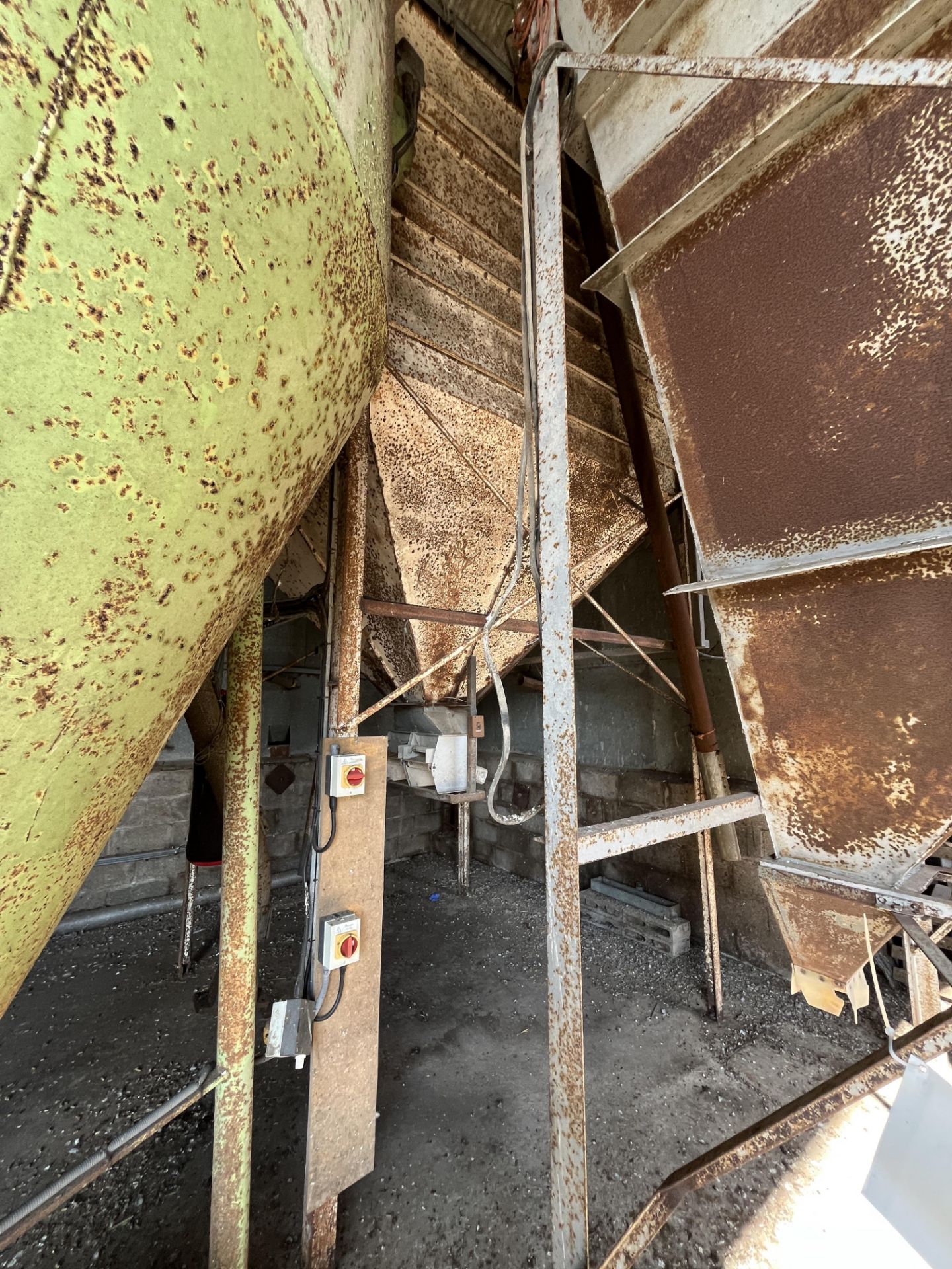 12 Tonne Grain Hopper with Coote Vibratory Discharge Trays, lot located Newark, Nottinghamshire - Image 8 of 8