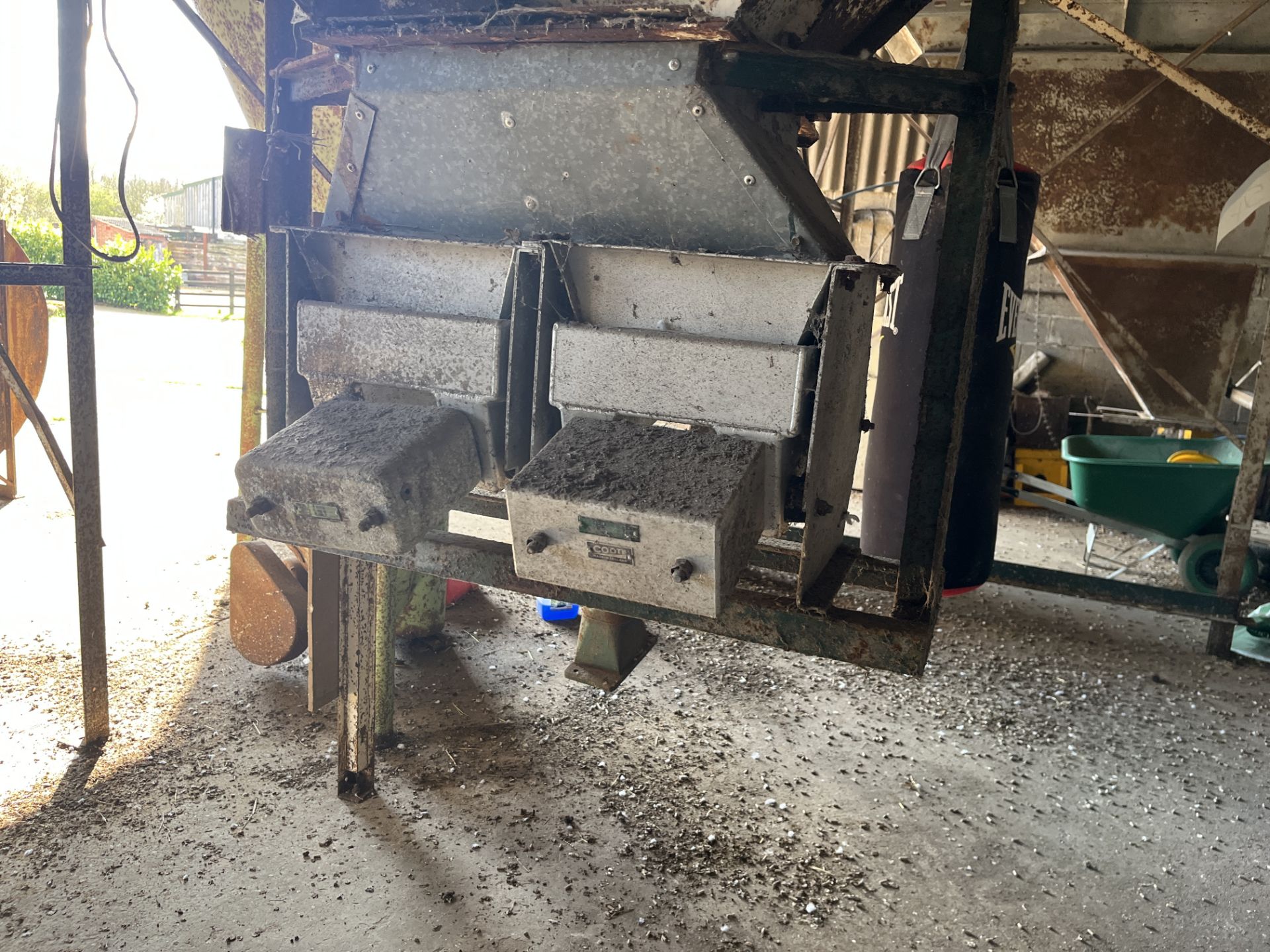 12 Tonne Grain Hopper with Coote Vibratory Discharge Trays, lot located Newark, Nottinghamshire - Image 5 of 8