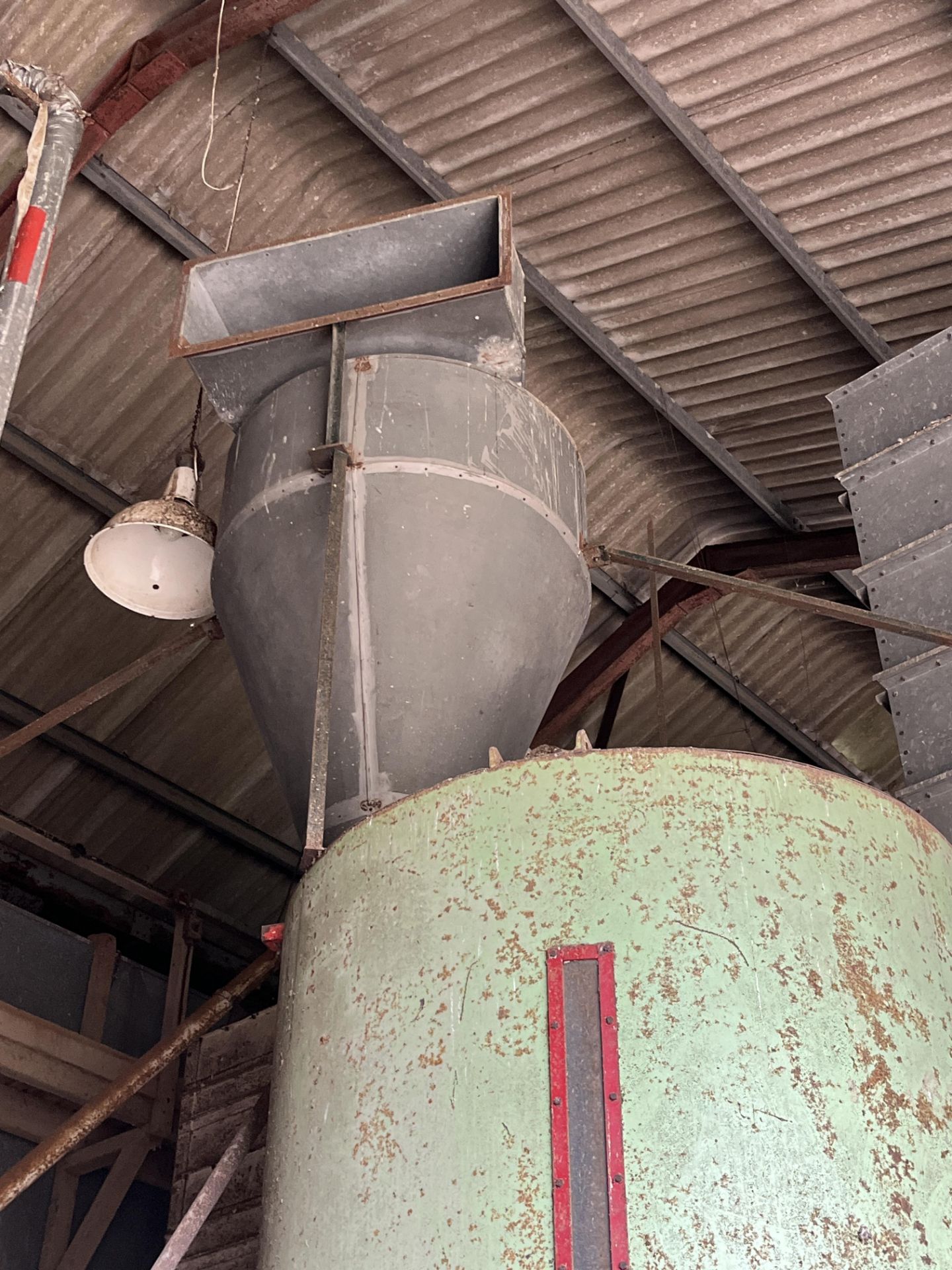 12 Tonne Refold Verical Fountain Mixer with Cyclone Receiver Unit to top, lot located in Newark, - Image 5 of 7