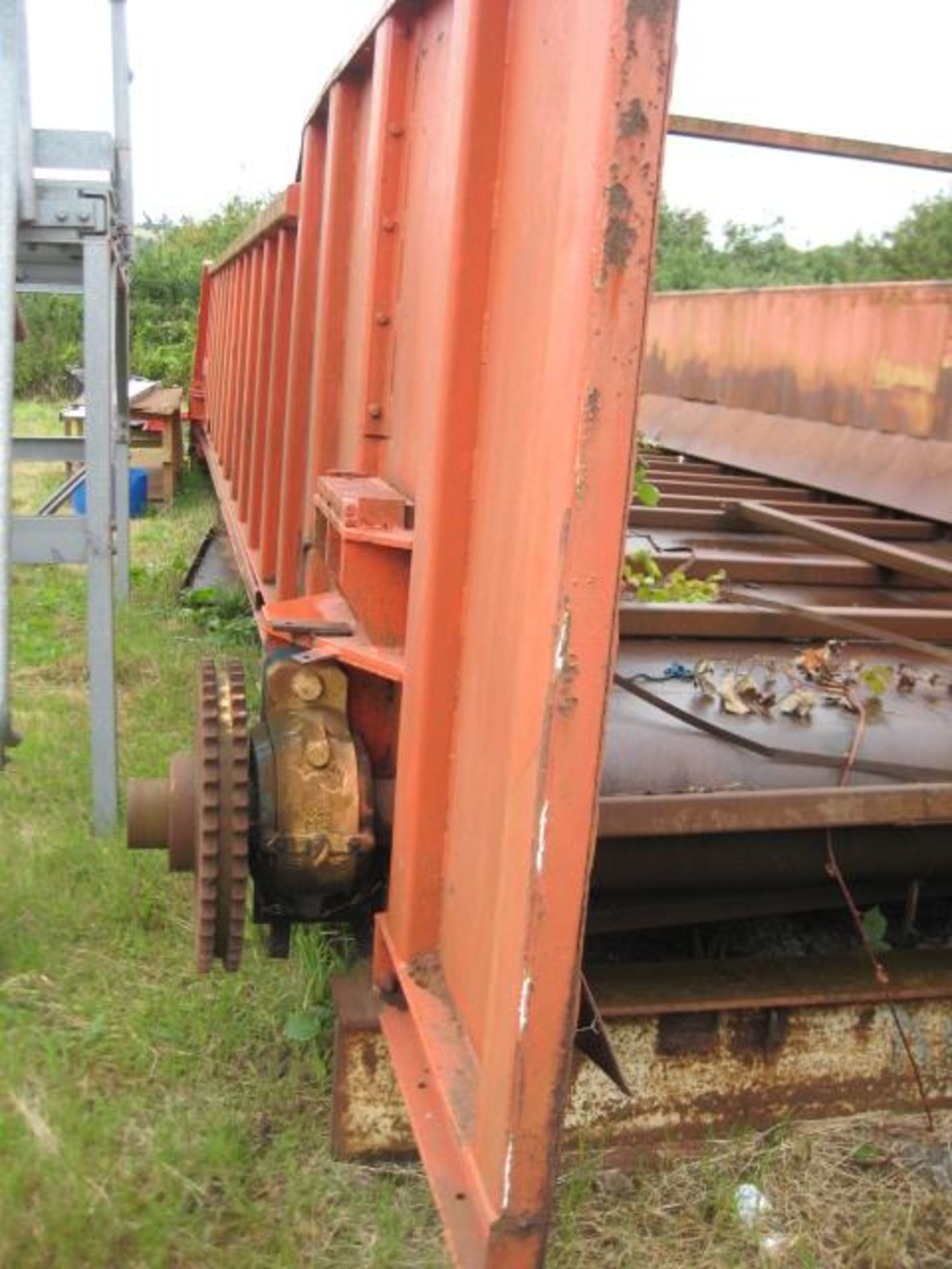 Bunker/ Feeder, approx. 2.8m wide x 12.5m long x 1.6m deep, on short support legs and gearbox (no - Image 3 of 12