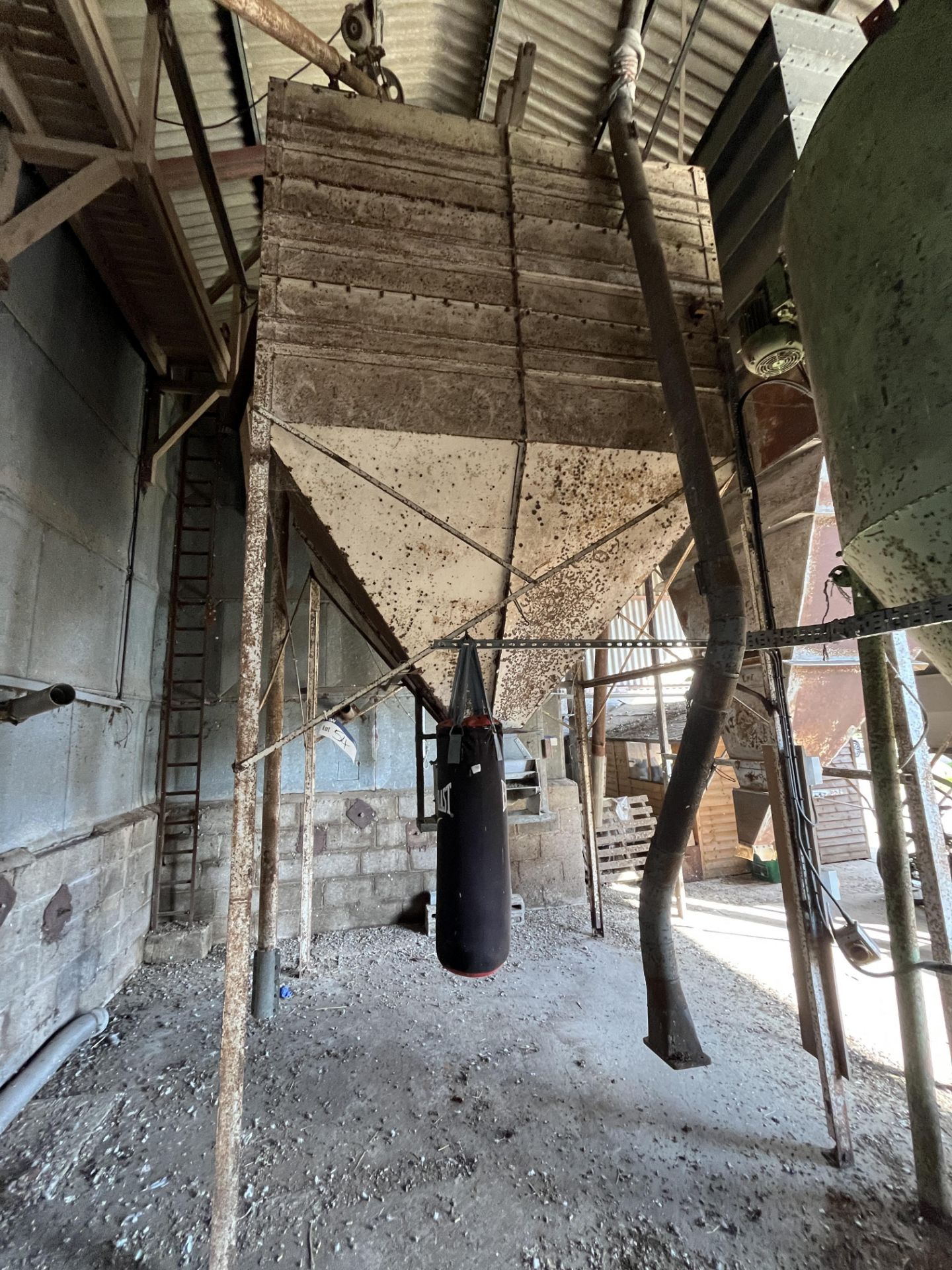 12 Tonne Grain Hopper with Coote Vibratory Discharge Trays, lot located Newark, Nottinghamshire