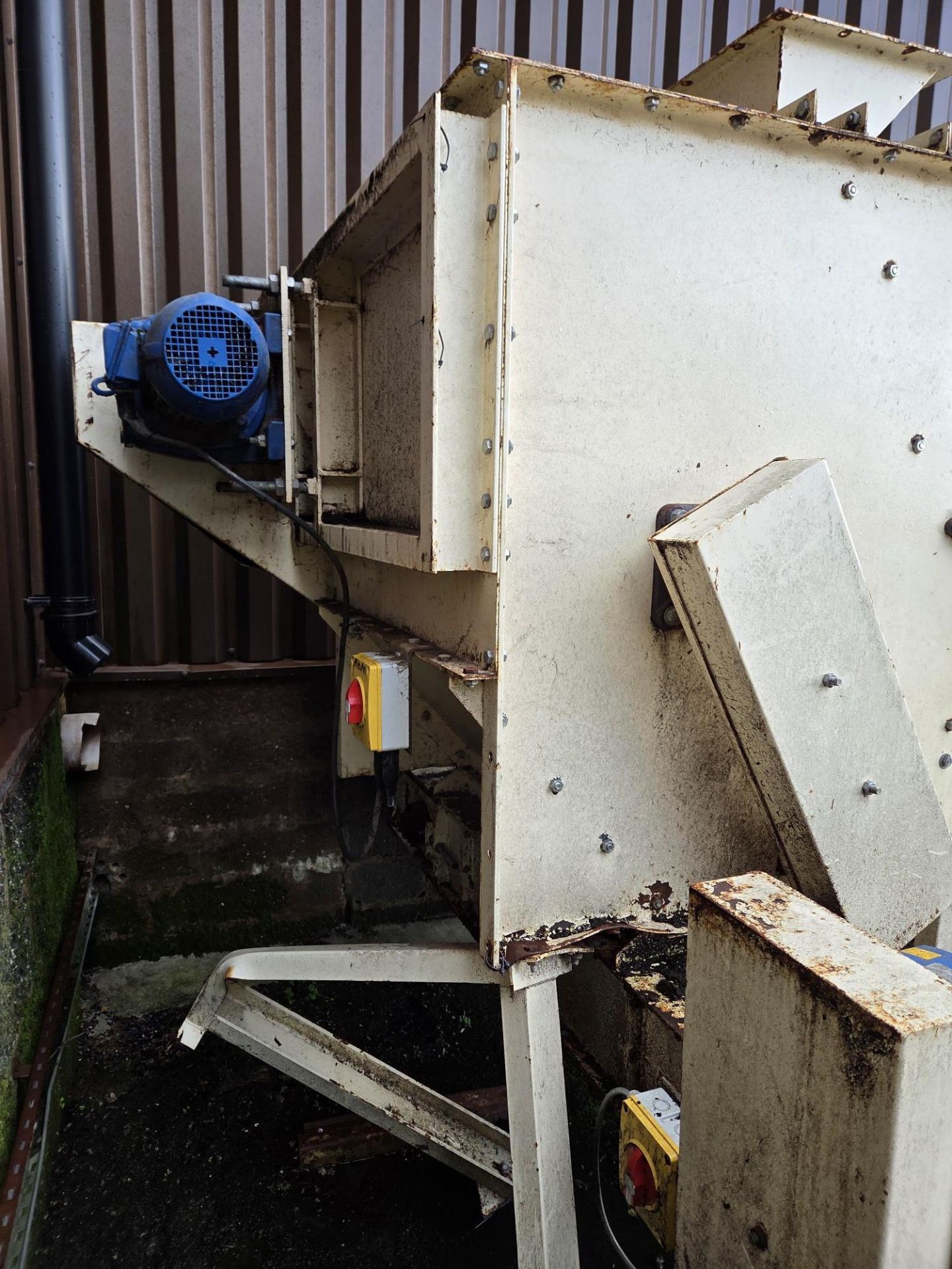 Two Deck Pellet Cooler, approx. 6.2m long x 1m wide x 1.3m high, with drive and twin chain discharge - Image 5 of 7