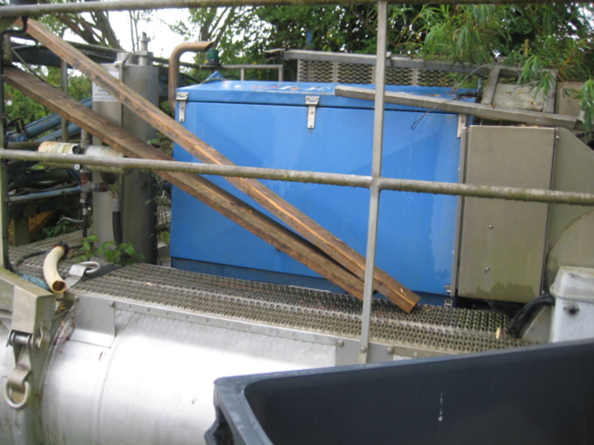Floating Water Aerator Mounted, on two stainless steel cylindrical pontoons, has some wheels with - Image 3 of 5