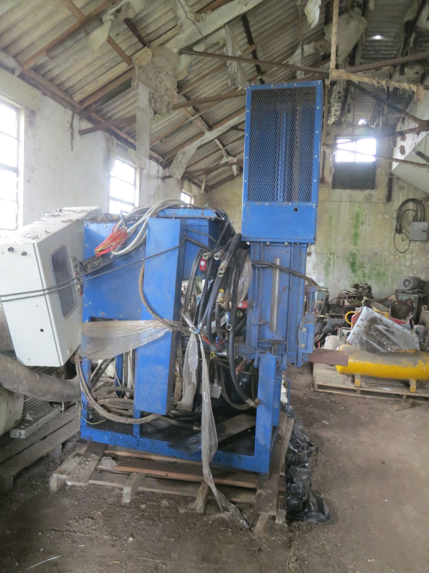 Small Pack Baler (undestood to be by Bale-Pak), three ram machine, with hydraulic power pack, pack - Image 4 of 4