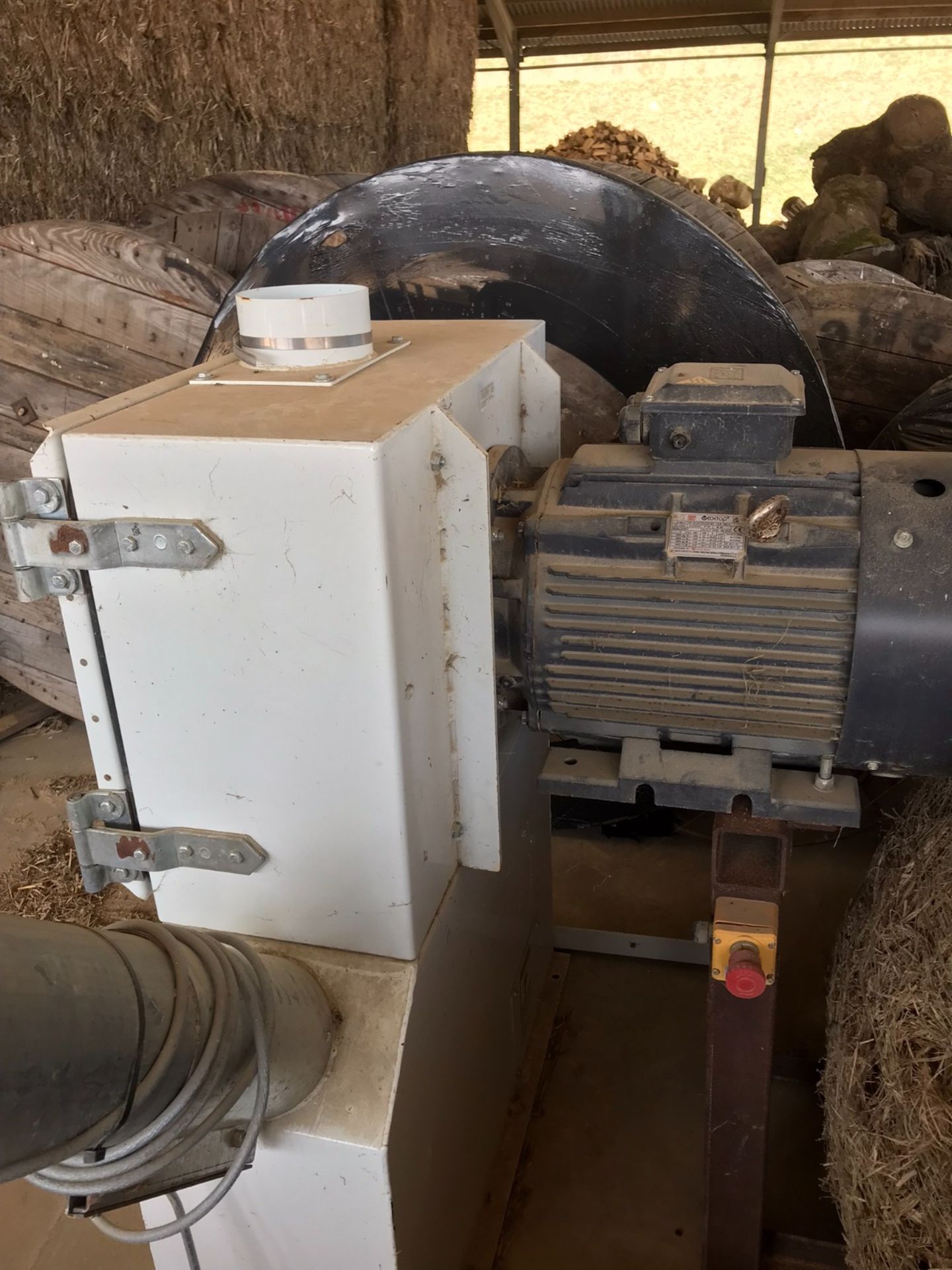 Sudenga Hammer Mill, with 22 kW 1460 rpm direct drive, it has gravity discharge only via an auger - Image 3 of 4