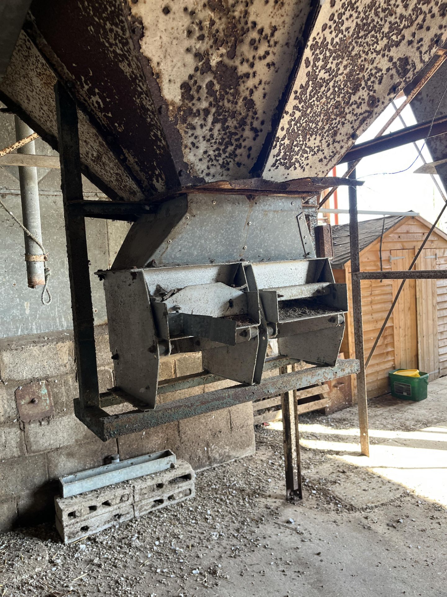 12 Tonne Grain Hopper with Coote Vibratory Discharge Trays, lot located Newark, Nottinghamshire - Image 4 of 8