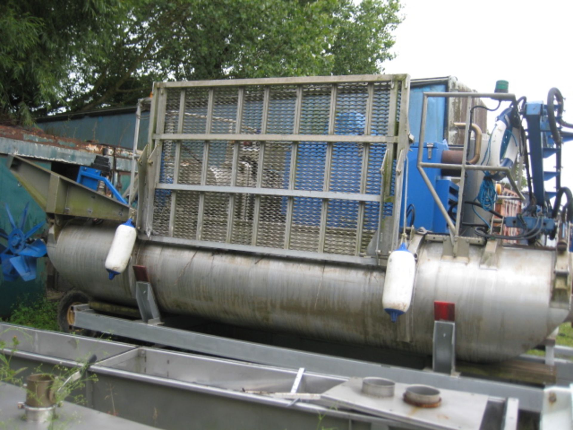 Floating Water Aerator Mounted, on two stainless steel cylindrical pontoons, with a trailer for