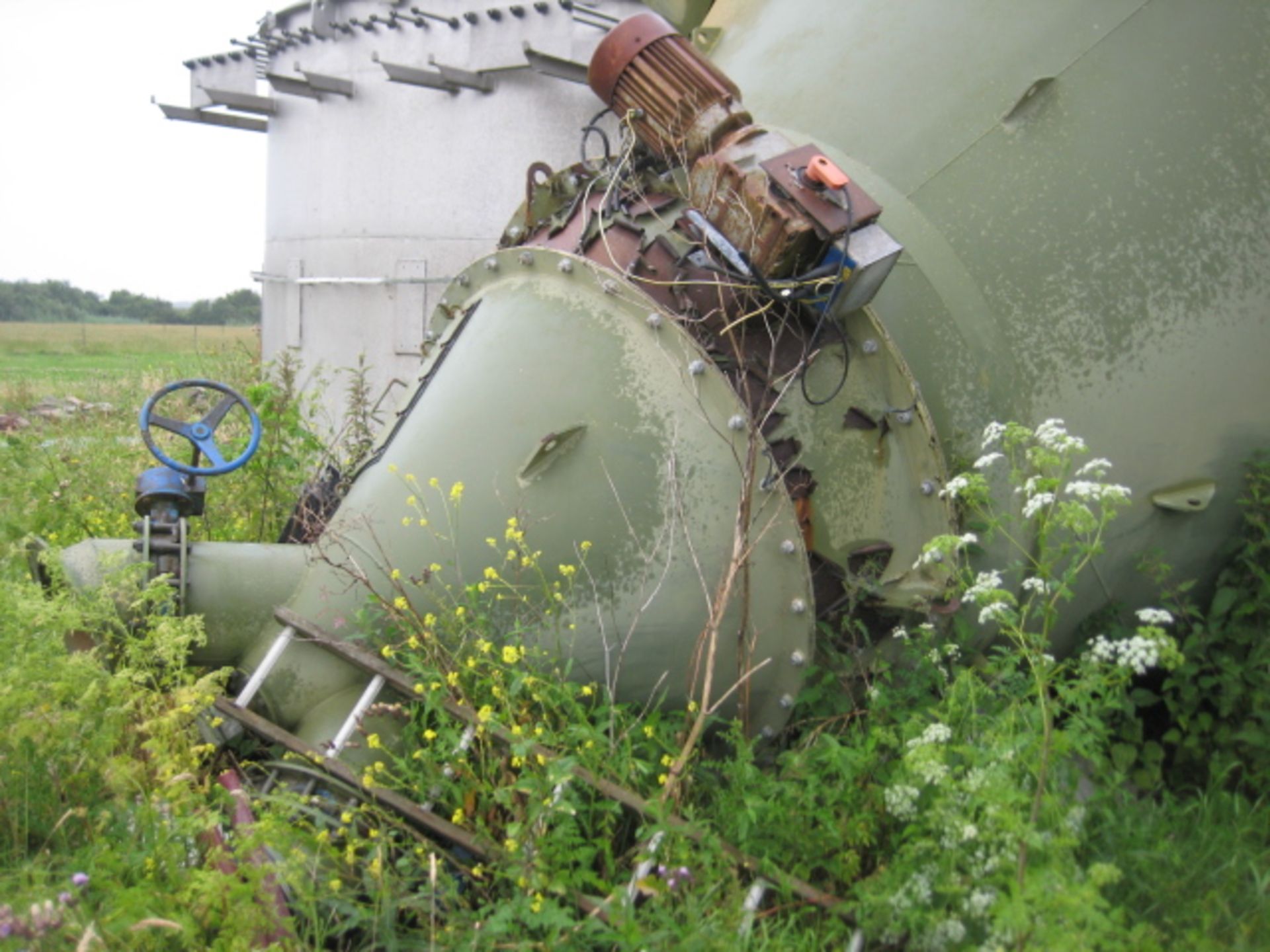 Mild Steel Circular Hopper, with motorised activator unit in the hopper section and two outlet - Image 3 of 5