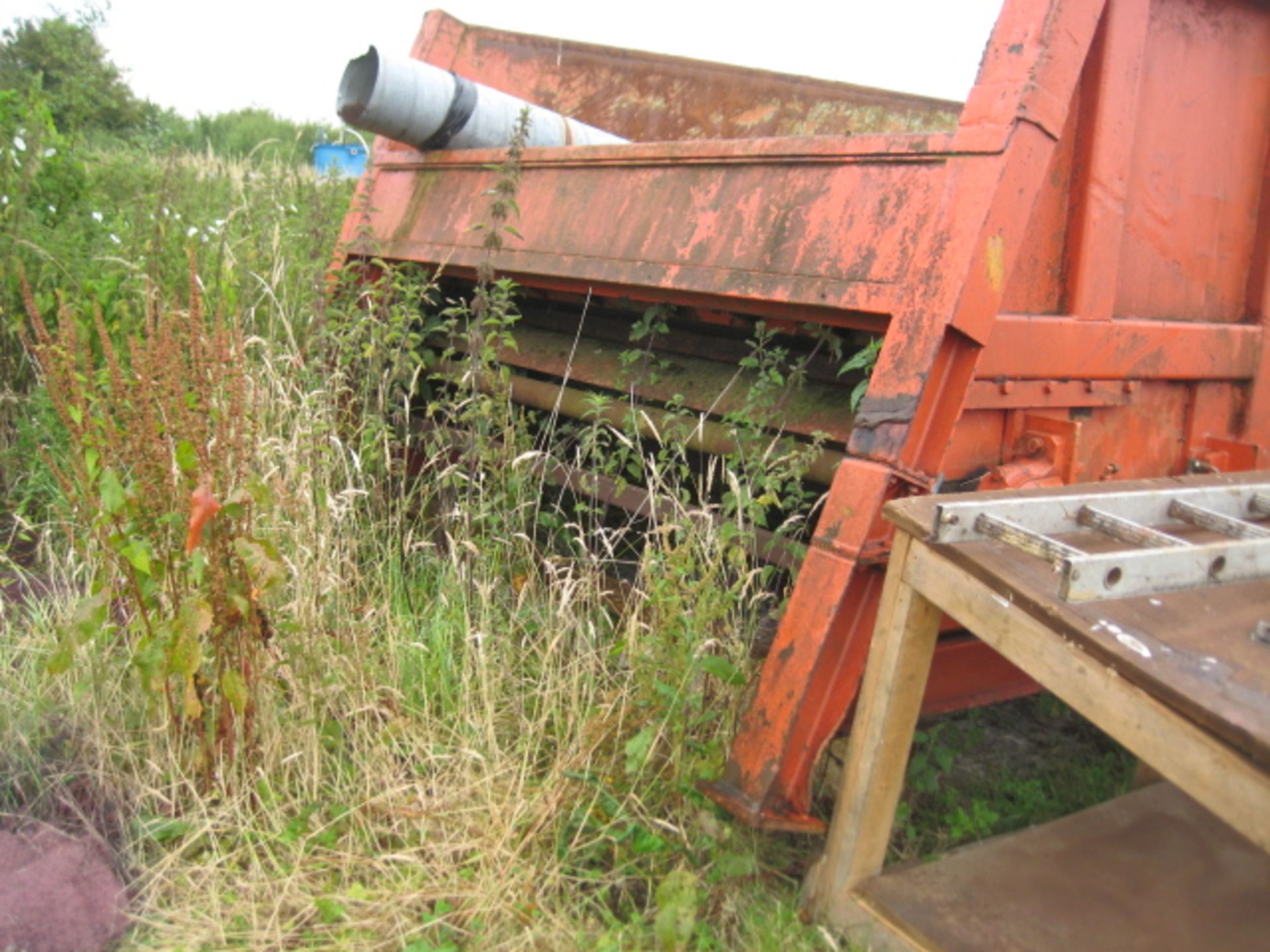 Bunker/ Feeder, approx. 2.8m wide x 12.5m long x 1.6m deep, on short support legs and gearbox (no - Image 5 of 12