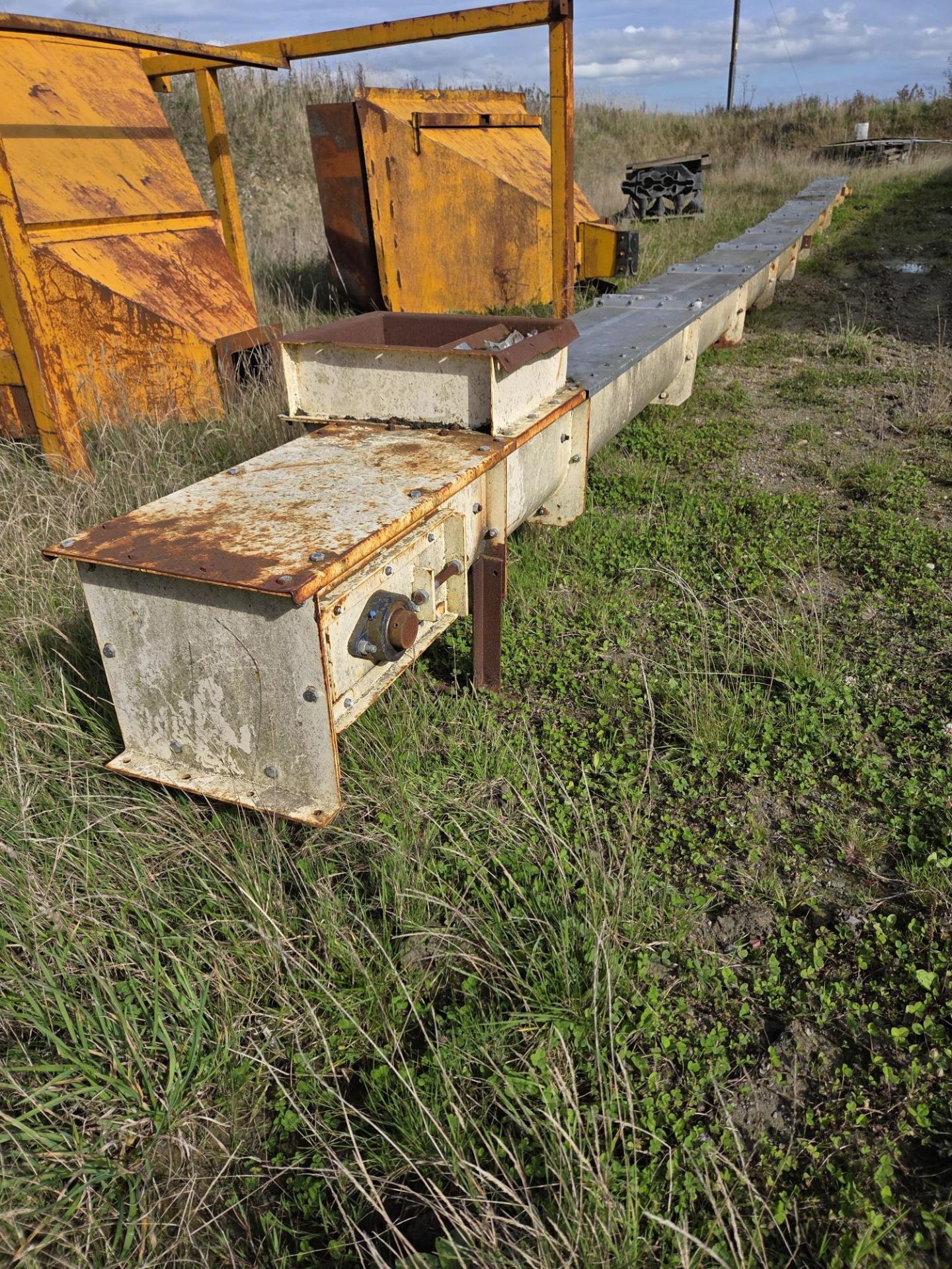 Chain and Flight Conveyor, with troughed case and approx. 300mm wide D shaped HDPE flights, total - Image 3 of 3