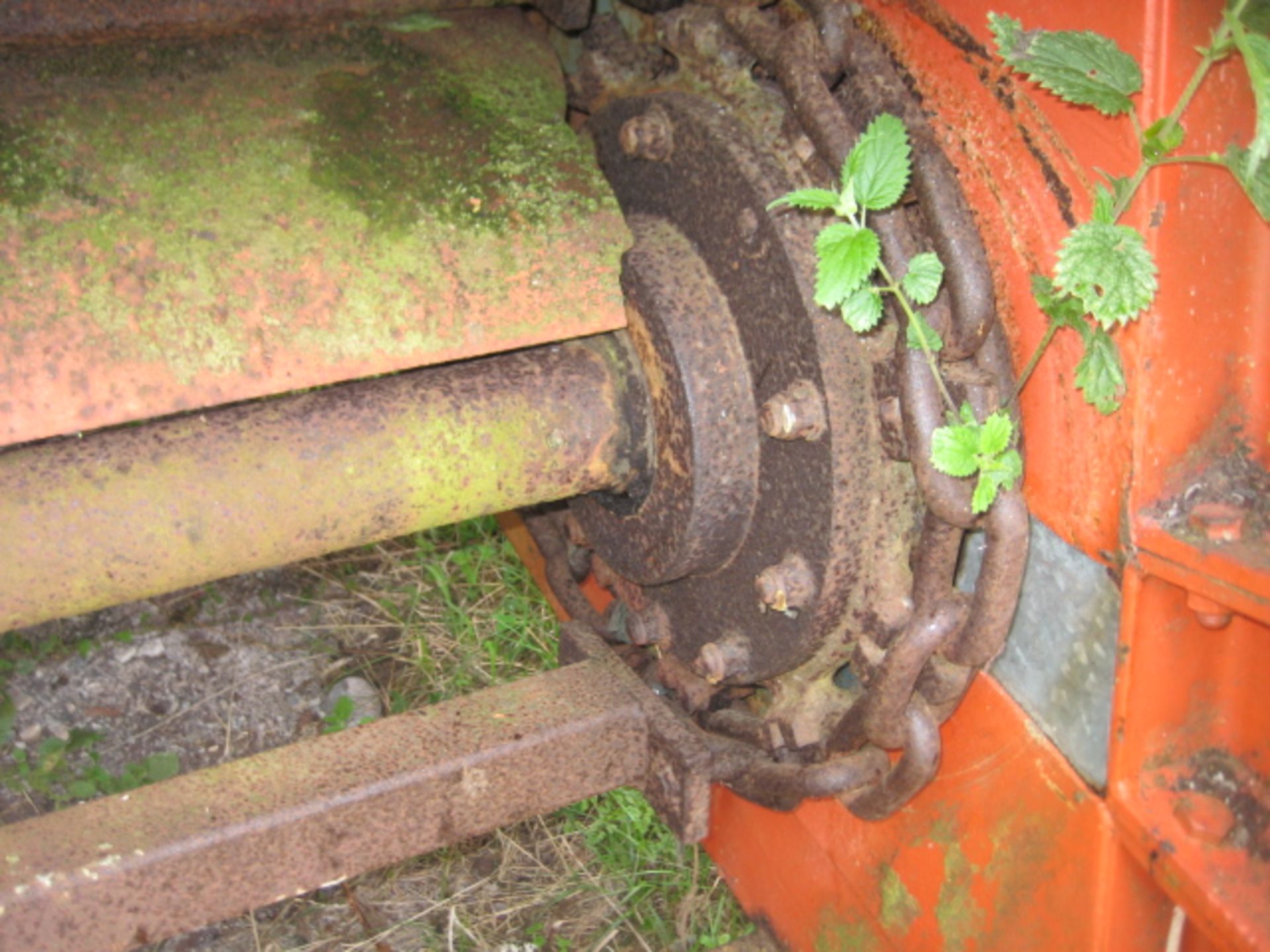 Bunker/ Feeder, approx. 2.8m wide x 12.5m long x 1.6m deep, on short support legs and gearbox (no - Image 7 of 12