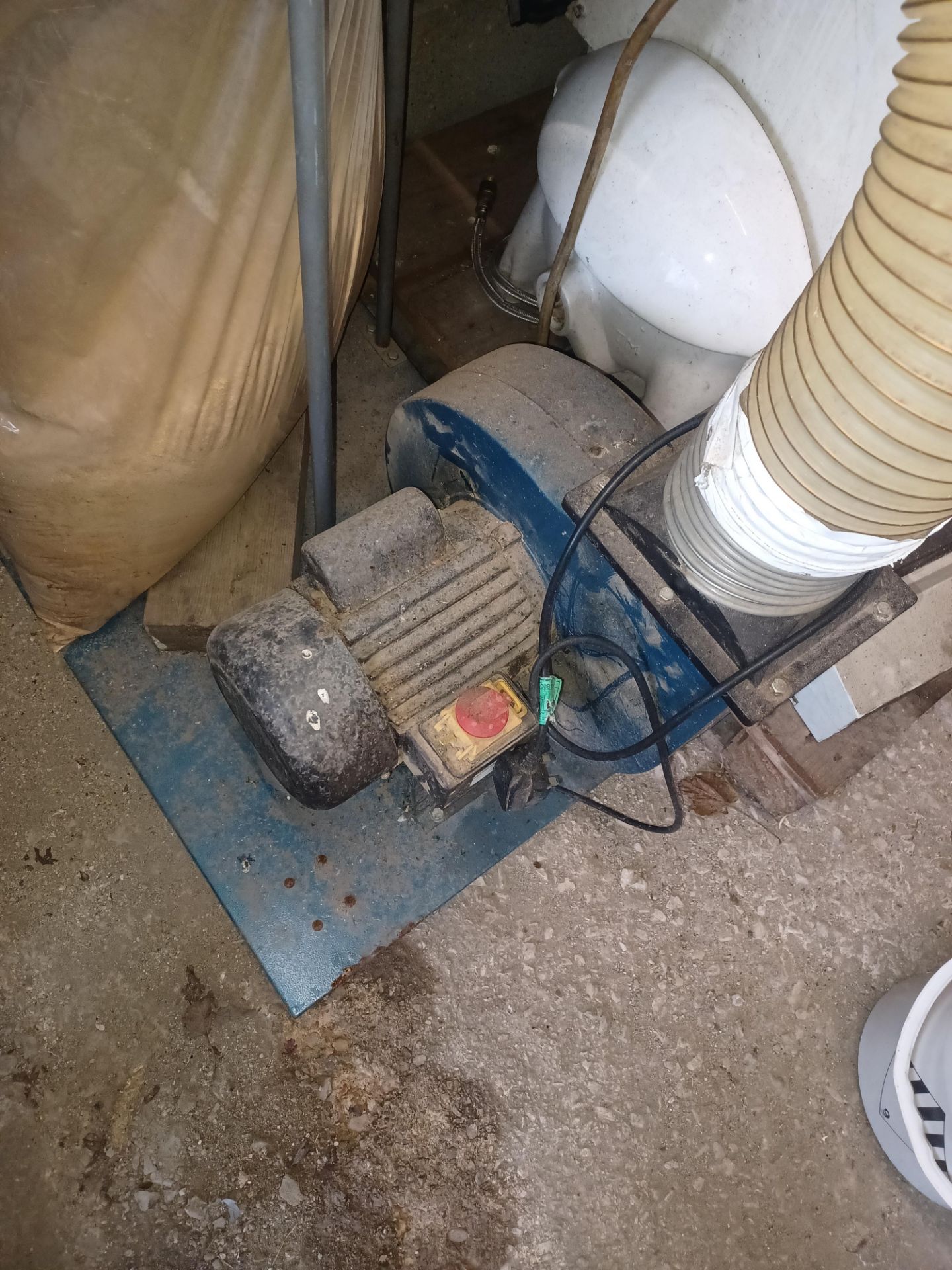 Sealey SM47 Dust and Chip Extractor, 2HP, 230V, single phase, dimensions approx. 39in. deep x - Image 2 of 2