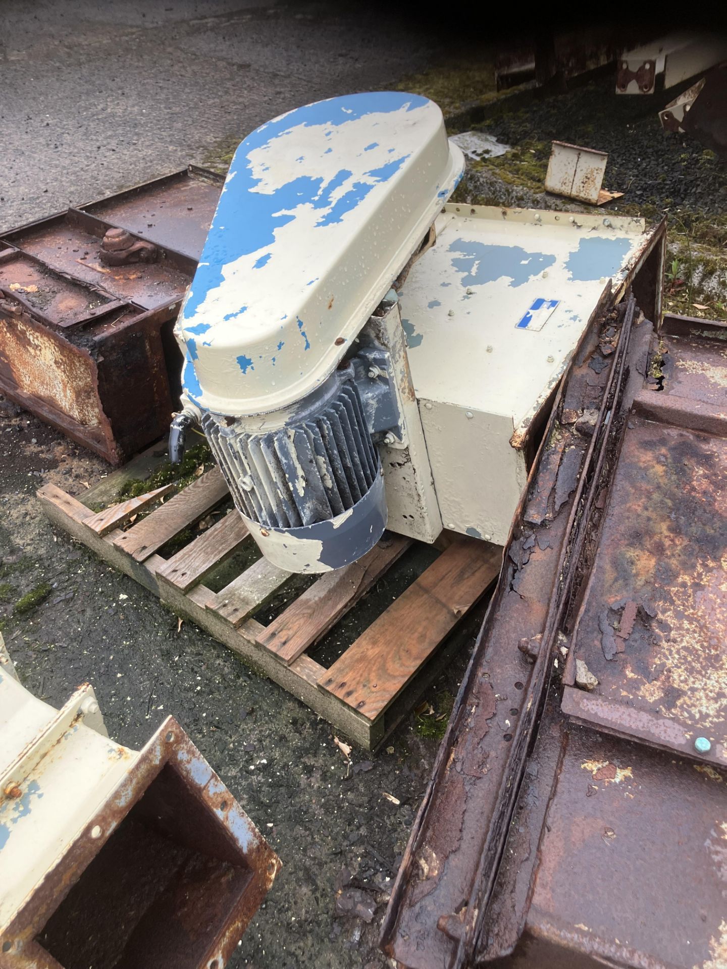 250mm Belt & Bucket Elevator, approx. 7m centres high, c/w electric motor (ex-situ), loading free of - Image 3 of 4