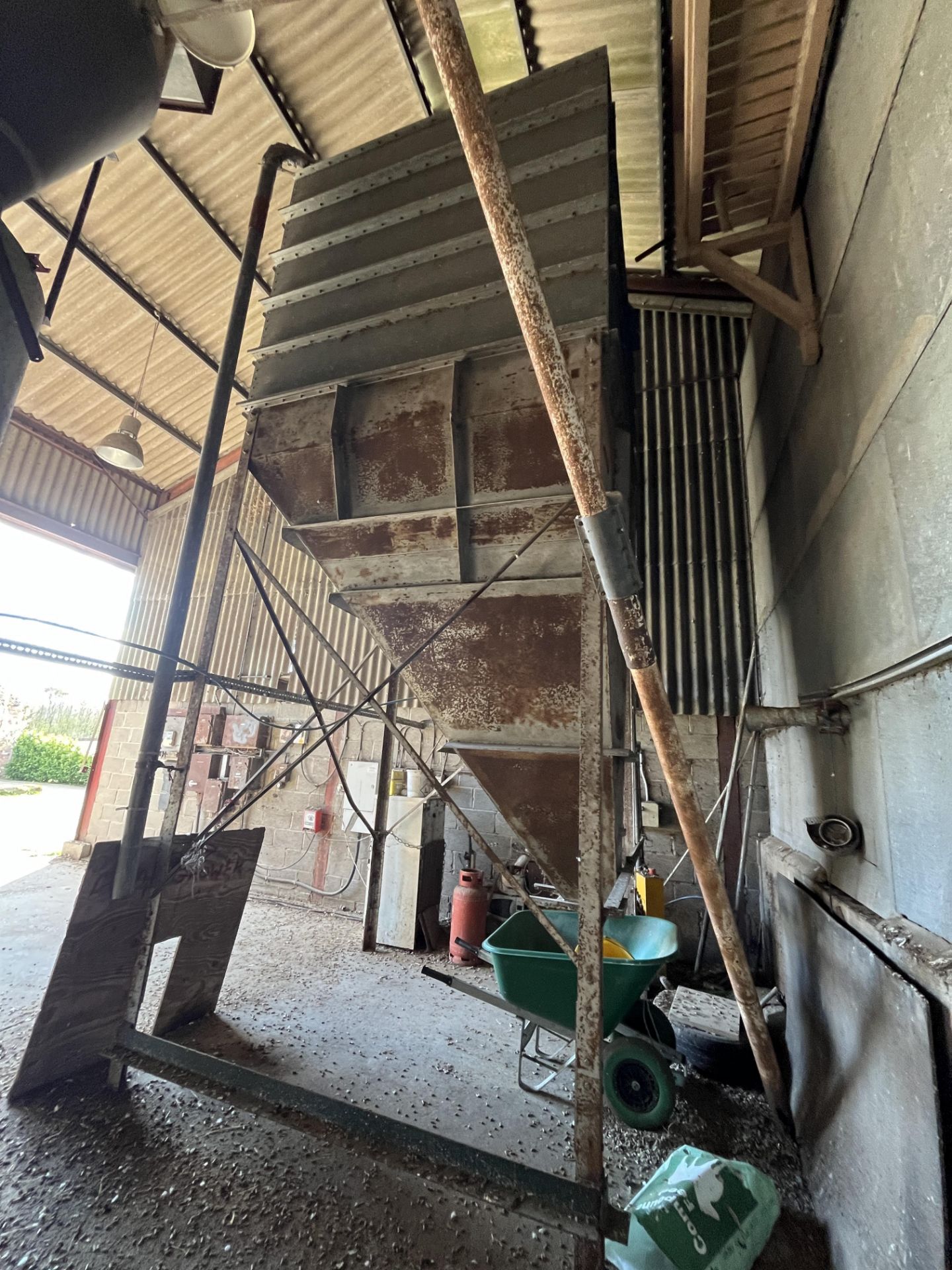 12 Tonne Free Standing Grain Silo, lot located Newark, Nottinghamshire Please read the following - Image 4 of 4