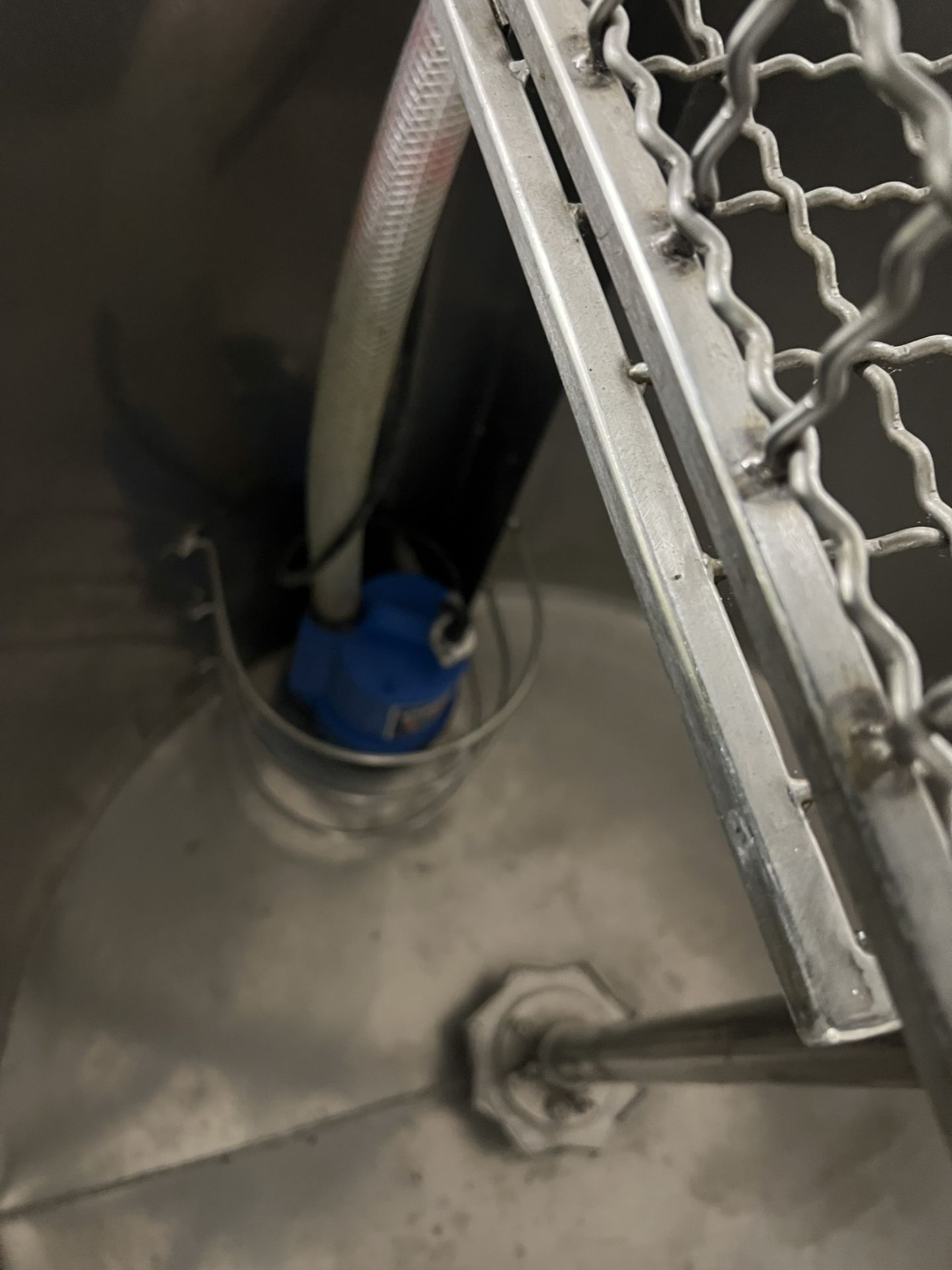 Kejeteraan O4KT Mobile Mixing Tank, with pump outlet, approx. 90cm dia. x 70cm deep, overall 90cm - Image 2 of 10