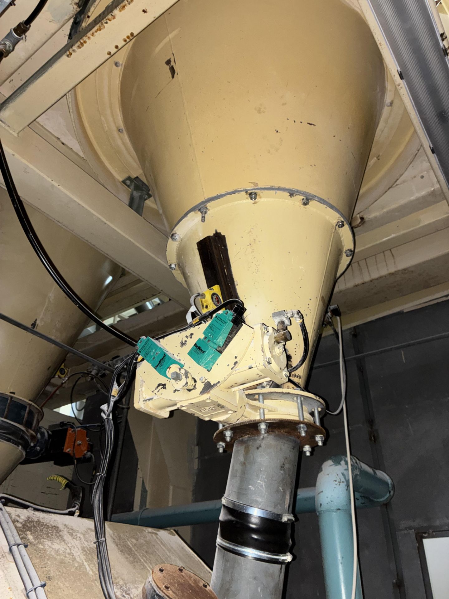 Dump Hopper & Conical Hopper, with vibrating sieves Please read the following important notes:- *** - Image 5 of 6