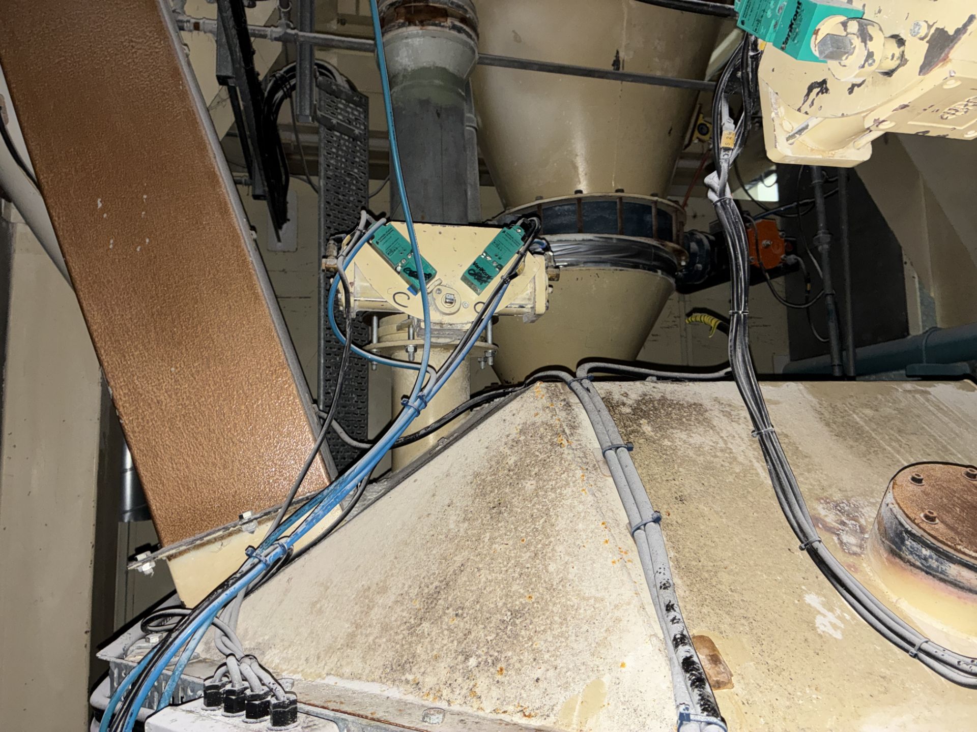 Dump Hopper & Conical Hopper, with vibrating sieves Please read the following important notes:- *** - Image 4 of 6