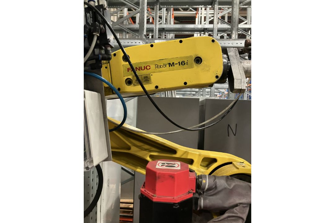 Fanuc M16i Robotic Arm, year of manufacture 1999, 270kg (Takeout / Loading charge - €40 + VAT) A - Image 3 of 4