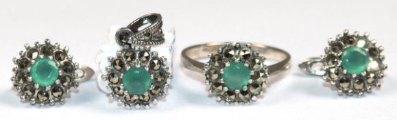 Schmuckset, dabei Ring, Anhänger und Ohrringe, 925er Silber, smaragdfarbener Achat und Markasiten,