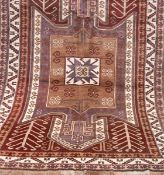 Kars, Anatolie, Wolle auf Wolle, mit geometrischer Zeichnung auf braunem Grund, 280x186 cm