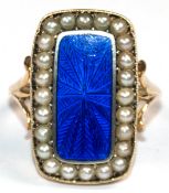 Ring, 585er GG, rechteckiger Ringkopf mittig mit blauer Guilloche-Emaille, umrandet von 24 kleinen