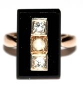 Ring, 585er GG, Kopf besetzt mit rechteckiger Onyxplatte (1 Ecke min. best.), die mit 2 Brillanten