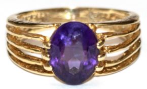 Amethyst-Ring, 585er GG, durchbrochen gearbeitete Ringschiene ausgefasst mit 1 oval facettierten Am