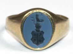 Siegel-Ring, 585er GG, ovaler Lagenstein mit eingeschnittenem Wappen, Ges.-Gew. 3,3 g, RG 58