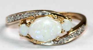Opal-Brillant-Ring, 585er GG (geprüft), besetzt mit 3 Opal-Cabochons und 6 kleinen Brillante, Ges.-