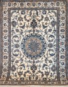 Nain, Iran, hellgrundig, rundes Medaillon, blau floral gemustert, 200x140 cm