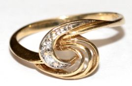 Brillant-Ring, 585er GG, durchbrochen gearbeiteter Ringkopf besetzt mit 2 Brillanten von zus. ca. 0