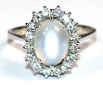Brillant-Mondstein-Ring, 585er WG (geprüft), besetzt mit ovalem Mondstein-Cabochon, der von 16 Bri