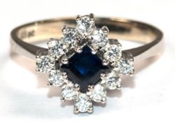 Saphir-Brillant-Ring, 585er WG, besetzt mit 1 Saphir im Carreschliff, der von 12 Brillanten von zus